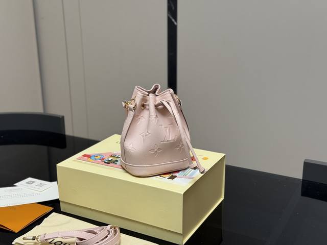 ¥200 配折叠盒 size:13*16Cm lv 新款Nano 水桶包 补货刚刚到货! 牛皮Ydds! 快入!快入! ¥200 配折叠盒 size:13*16Cm lv 新款Nano 水桶包 补货刚刚到货! 牛皮Ydds! 快入!快入!