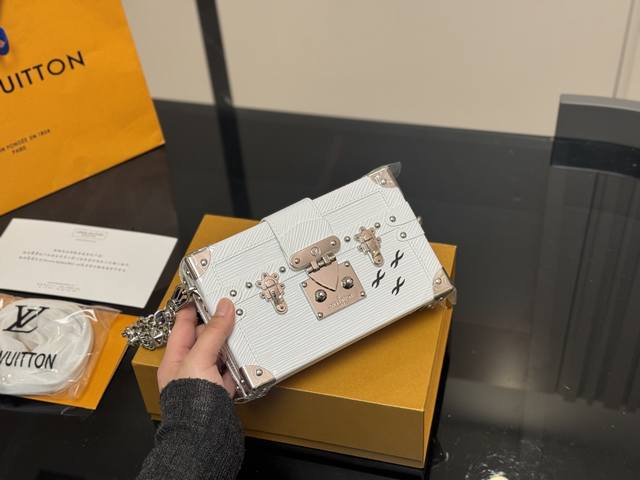 ￥260 lv Epipette Malle硬盒子 实物颜色很好看很清新可爱，水波纹的纹路给包包设计出质感上银色扣子搭配粉色简直Yyds 上身有种芭比Rock感