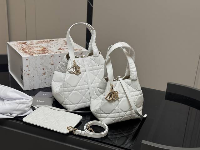 ￥280 ￥270配盒 升级版 size：22*23Cm 16*18Cm 迪奥 超火的Toujours 购物袋 个人觉得 包型真的很耐看！ 又休闲 又优雅！ 现