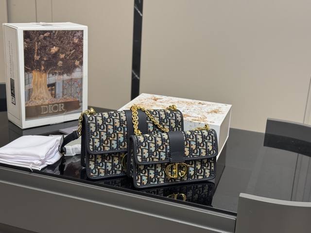 ￥210 ￥200配折叠盒飞机盒 size：24*20Cm 21*15Cm 迪奥 蒙田30 刚刚出的现货！ 老花也太好看啦！ 温柔很适合四季！