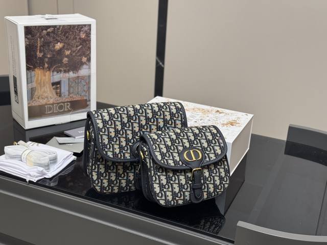 ￥210 ￥210 配折叠飞机盒 size：17.22Cm 15.17Cm 迪奥 Bobby 刚刚出的现货！ 老花也太好看啦！ 温柔很适合四季！