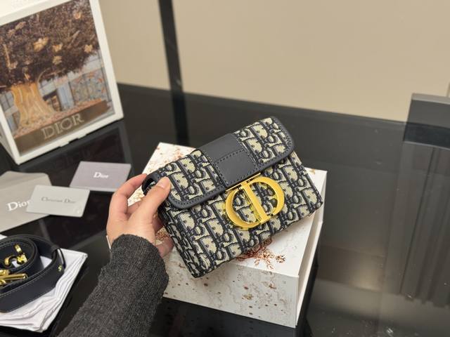 ￥200 配折叠盒飞机盒 size：19*14.5Cm 迪奥 Mini 蒙田老花 全新升级细节 看着不大但超级能装！