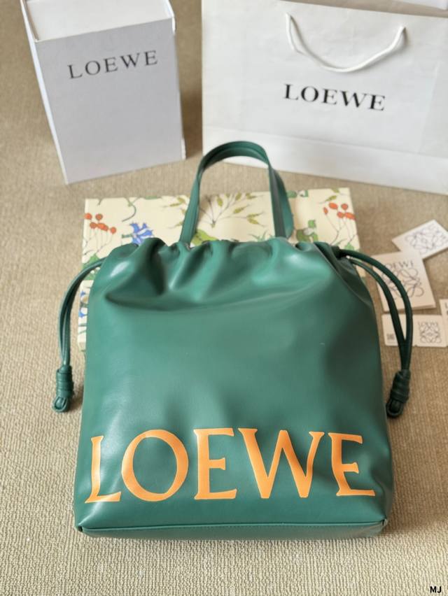 p200 loewe首发新品大标语福袋Tote，2侧抽绳也是运用经典的水手绳结，也是完美的改善大包不可收口的问题。可以放心容纳很多单品，不用担心掉出来。内外牛皮