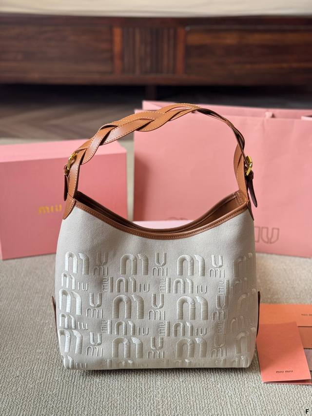 p210 复古Miumiu麻花刺绣托特 日常 出街必入款 凸显功能性 实用主义 柔软舒服的触感 彰显 Miumiu 女性愈加自信，务实，前卫和酷炫的态度 尺寸：