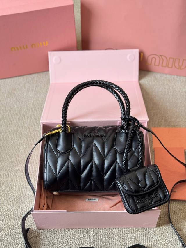 p230 miu新品 高级褶皱 二合一保龄球包 搭配小零钱包 精致独特的设计 时尚绝美 大方且与众不同 日常 出街必入款 凸显功能性 实用主义 柔软舒服的触感