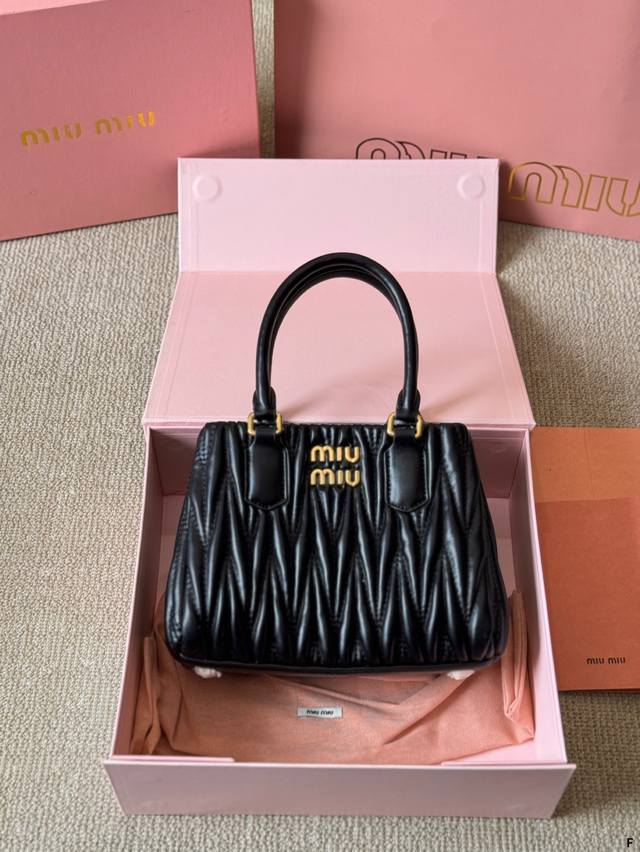 p220 miumiu缪缪 经典褶皱手提包 简洁利落的设计 凸显功能性 实用主义 柔软舒服的触感 彰显 Miumiu 女性愈加自信，务实，前卫和酷炫的态度 尺寸