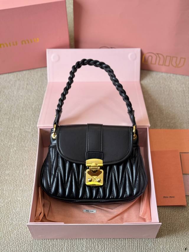 p230 miumiu缪缪 新款Miu Coffer金扣皮革 链条 手提 单肩斜挎包 简洁利落的设计 凸显功能性 实用主义 柔软舒服的触感 彰显 Miumiu