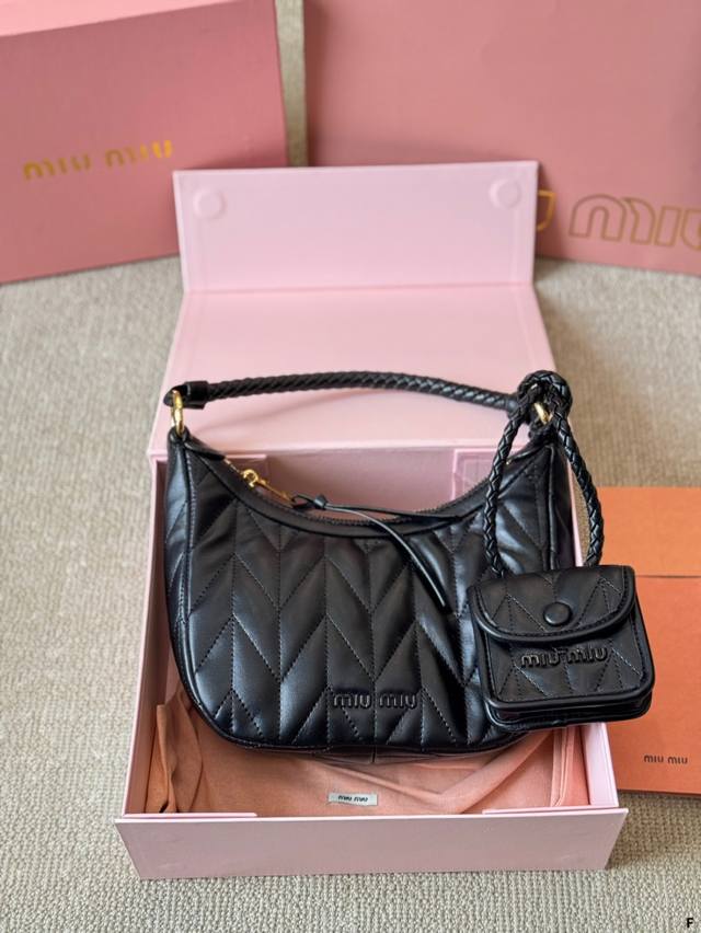 p240 miumiu期待已久的2025秀款 中古包.快来围观吧 2024春夏系列包包 简洁利落的设计 凸显功能性 实用主义 柔软舒服的触感 彰显 Miumiu