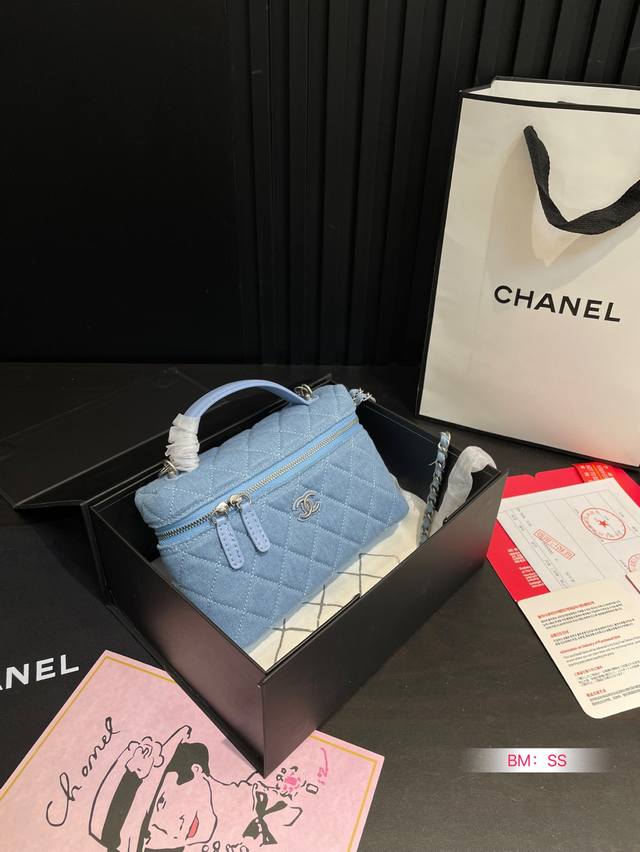 p210 配折叠礼盒 香奈儿Chanel 牛仔化妆包. 质感很高级 容量超级大也很耐用日常出街背 它回头率百分百 就是这种随性慵懒 尺寸：19 12