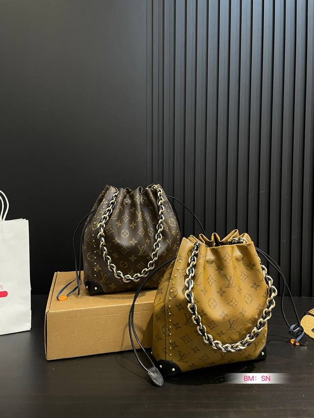 p200 配折叠礼盒 l家 新品秀款水桶包/福袋 除了菜篮子经典的手提方法之外 还多给了一条肩带/ 可以单肩和斜挎哦！ 尺寸：23*27