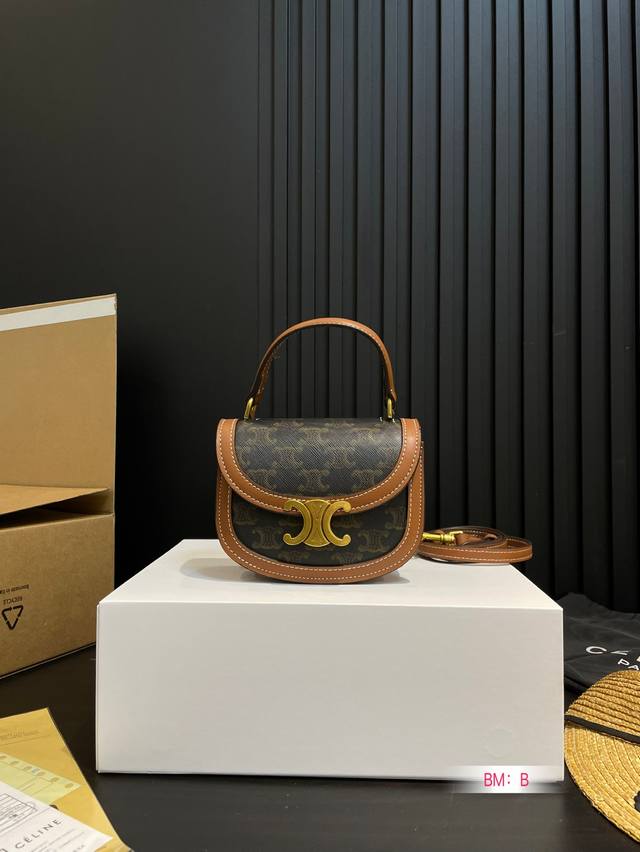 小号P270 配折叠礼盒 celine 赛琳Besace凯旋门Mini马鞍包 圆弧形底部和翻盖更显年轻化， 凯旋门金属钉扣开关～ 俏皮可爱，一眼就会爱上的款尺寸