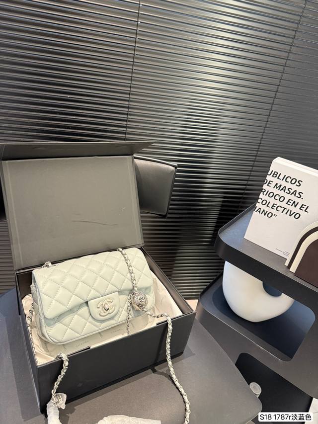 p170 香奈儿金球方胖子 女人总是被这种小细节拿捏一 可以斜挎单肩流浪背 精致可爱 又有点Leboy的休闲随性 链条任意调 巨百搭 注定是一只越用越爱 的包包