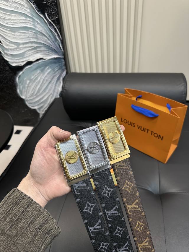 升级版 P100 了！ ！高版本！ 腰带「嘿哈 」 原单牛皮皮带～热门款 皮带里面最火的啦～质量很好 全套包装！五金绝对不褪色 皮带头和专柜一样的哦～ 配礼盒手