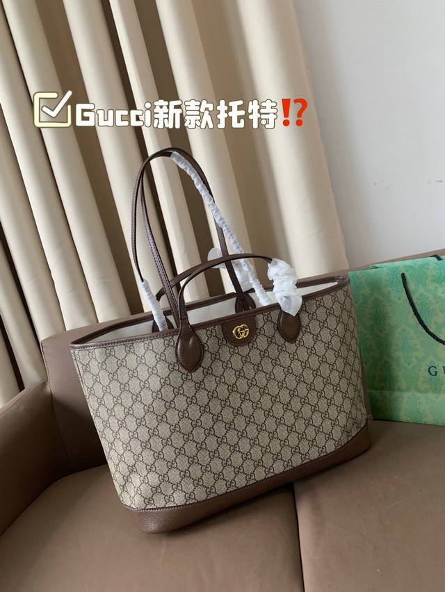 p210 gucci新款托特 说到这个 Gucci新款托特 经典老花搭配方方正正的包型 容量也很大雨伞衣服都可以往里塞可斜挎也可手拎 但是我更喜欢手拎比较有型一