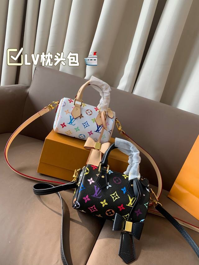 p170 配折叠盒子 lv枕头包 又甜又酷 一整个爱住 百搭时尚 颜值超高 是每个潮酷女孩必入单品 尺寸:16 11