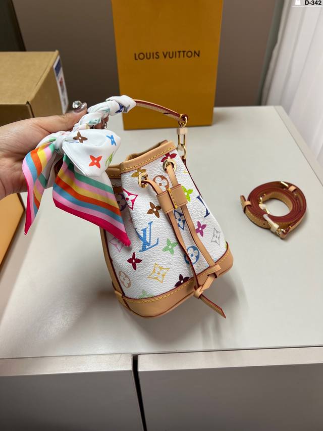 p190 lv 村上隆白三彩水桶包 质感爆棚的美 上身真的太太太有质感啦 d-342尺寸13×16折叠盒飞机盒