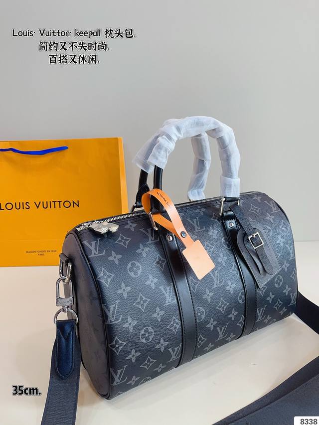 p210 lv X Nigo Keepall35.枕头包 手袋是一款理想的都市手袋。 标志性的造型与经典的 Monogram 帆布，加之多种携带方式和奢华的天然