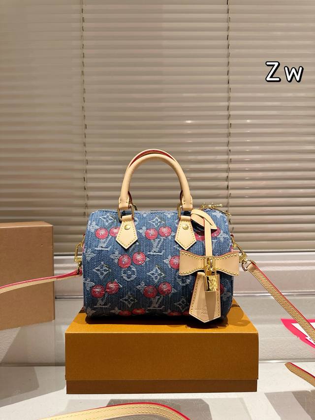 p230 lv Nano Speedy 20 枕头包 lv 新款系列 枕头包 手袋,全网首发 Lv Speedy Nano 枕头包这款Retiro 手袋以标志性 p230 lv Nano Speedy 20 枕头包 lv 新款系列 枕头包 手袋,全网首发 Lv Speedy Nano 枕头包这款Retiro 手袋以标志性