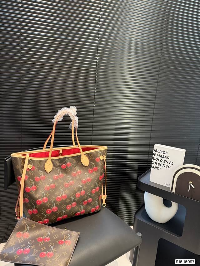 p160 新款Lv购物袋 超火的Tote托特包，日常通勤都非常可会越用越喜欢的一款，值得入手。尺寸：32 29 货号16997