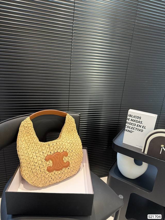 p190 配盒子 赛琳编织购物袋堪称潮包制作机,新年伊始,有一款默默卖翻的手提袋 在社群掀起极高讨论度,主要原因除了款式美之外,更应容量能装,超高Cp值等等优点