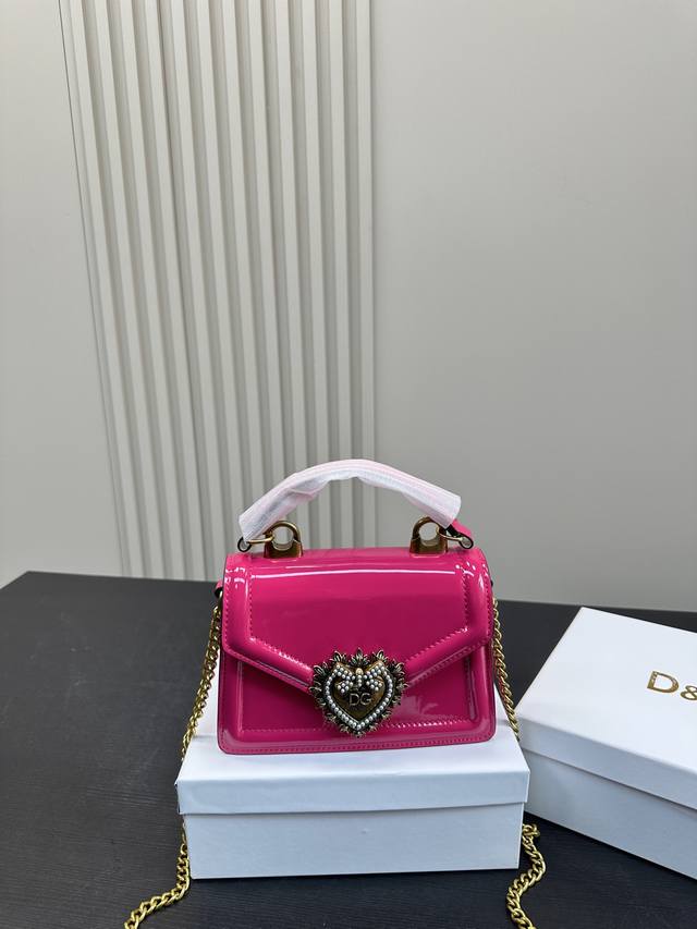 p170 配礼盒 杜嘉班纳Dg重工包，很漂亮的包这是最喜欢的包包，感觉真的是谁背谁漂亮，好喜欢，背着回头率好高，哈哈，感觉超级百搭的包包 尺寸18.13