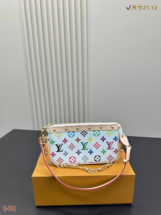 p160 配折叠盒 lv村上隆中古大麻将包 爆山的麻将包应该不用过多介绍吧！ 就冲它的颜值和实用性，完全配得上它断货王和涨价小天才的称号~ 可腋下单肩，可斜挎可