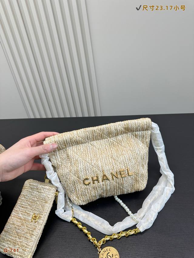 p180P190折叠盒 chanel香奈儿 拉菲草垃圾袋 就是说或许可爱了吧 难怪一推出就一只难求 小小一颗真的好精致号 带珍珠链细节就丰富起来了 迷你小包真的
