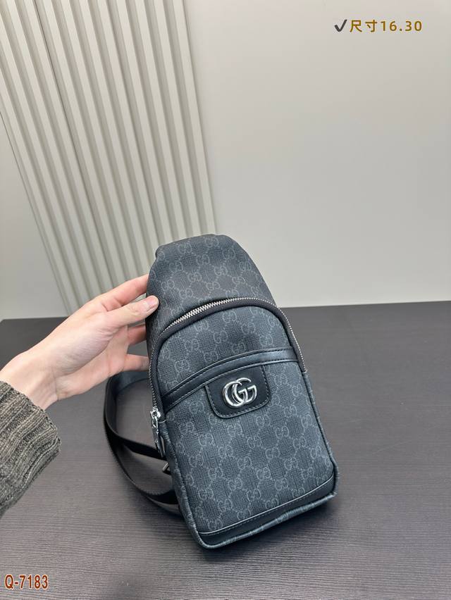 p90 酷奇胸包斜挎单肩包 采用精湛镶嵌细工 实物原厂原版面料 尺寸：16.30Cm