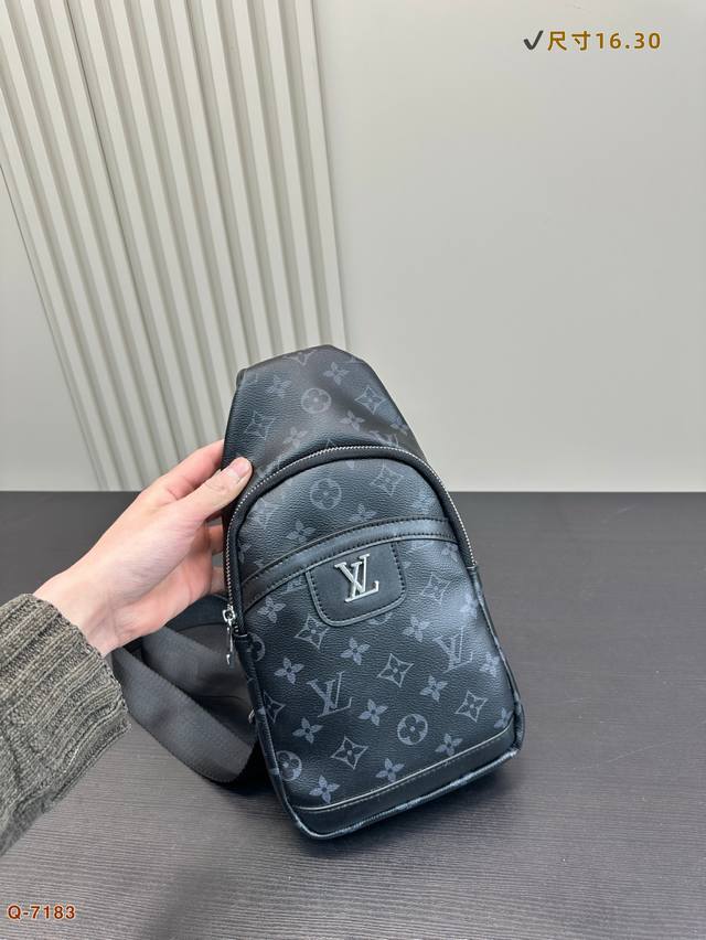 p90 lv胸包斜挎单肩包 采用精湛镶嵌细工 实物原厂原版面料 尺寸：16.30Cm