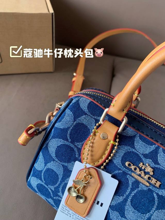 p170 配折叠盒子 牛仔蔻驰枕头包出货 专柜同步 最新款 超级实用的款式 手提 斜挎多用款 原版电镀五金带Logo 超级大牌 内衬Logo时尚百搭款式 不挑年