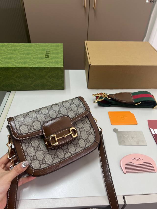 p220（配木梳小镜子） 酷奇Gucci 1955马鞍包 双肩带设计 时尚百搭 上身又A又飒 k-01尺寸21×13折叠盒飞机盒
