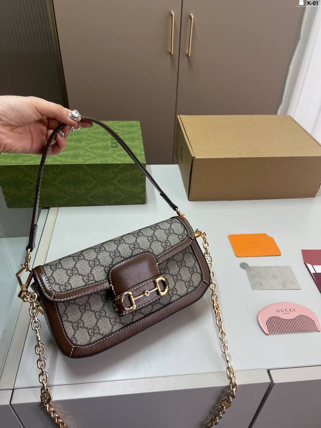 p220（配木梳小镜子） gucci 酷奇新款1955马鞍法棍包 最火爆的马鞍包元素加上最时尚 双肩带，太有撞击感了！ k-01尺寸23×13折叠盒飞机盒