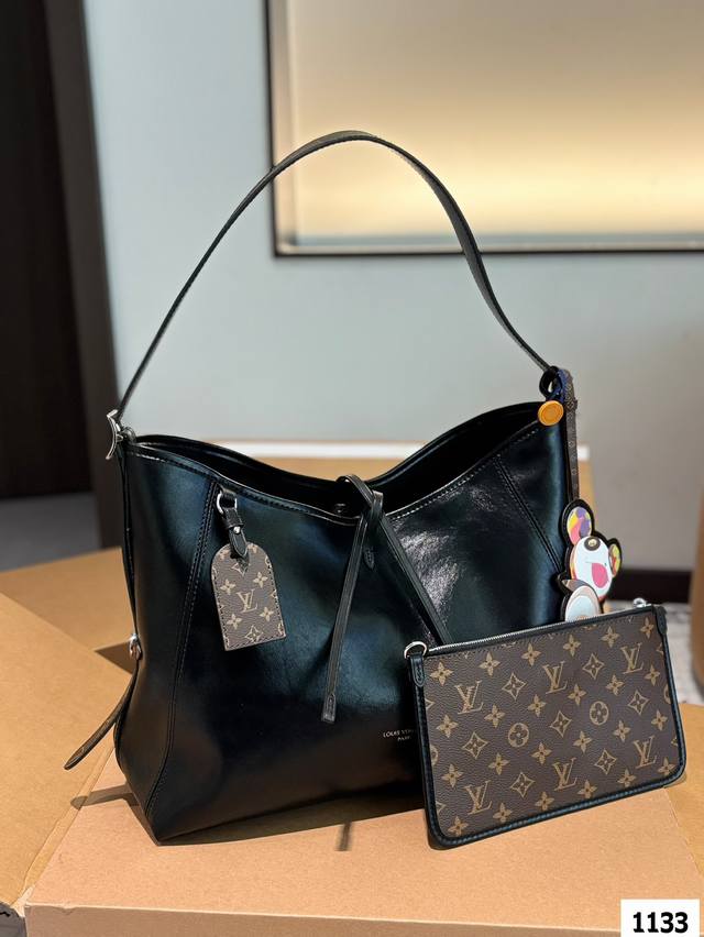 p250 礼盒 配挂件20 lv 新款 全皮Carryall 终于背上这个新款啦！超好看特别是这种随 性的一个风格加上羊皮的一个光滑柔软的质感真的： 觉。女生背