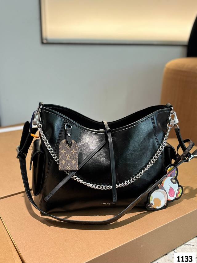 p270 配挂件20 carryalldark 中号手袋 本款 Carrvall Dark 中号手袋以柔软羊皮革塑造时尚慵懒 廓形为 2024 春夏秀场造型增添