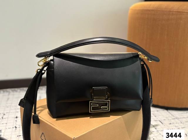 p250 Fendi芬迪最新法棍 实在太好看啦 手提斜挎都好看 配折叠礼盒尺寸27 20