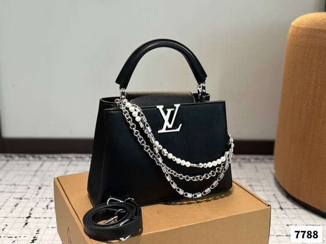 p250 lv Capucines 作为Lv代表性高定包款之一的Capucines手袋，每一季都会尝试不同的设计，并搭配新配色、新材质与新饰面。更加高端气质。