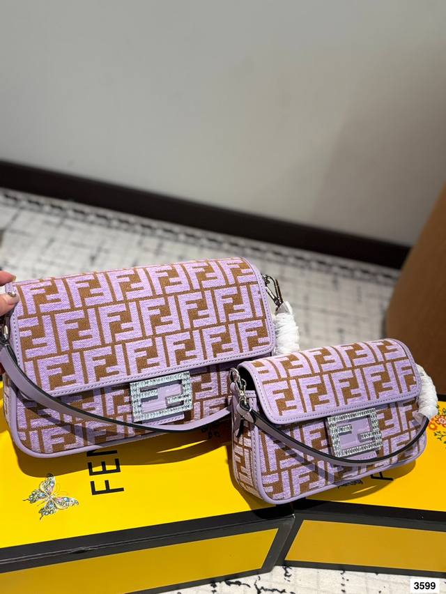 p200/P210 fendi Vintage法棍包 2025年米兰时装周街拍中，潮人们背的最多的包包大概就是Fendi芬迪的这款腋下包了 经典布料 有种慵慵懒