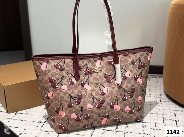 p180 配盒子 蔻驰 新款购物袋 蔻驰专柜大热款 精购物袋 打造 品质一流 原版五金 最火单品 无可挑剔，爆款入手必备款 尺寸 32 28