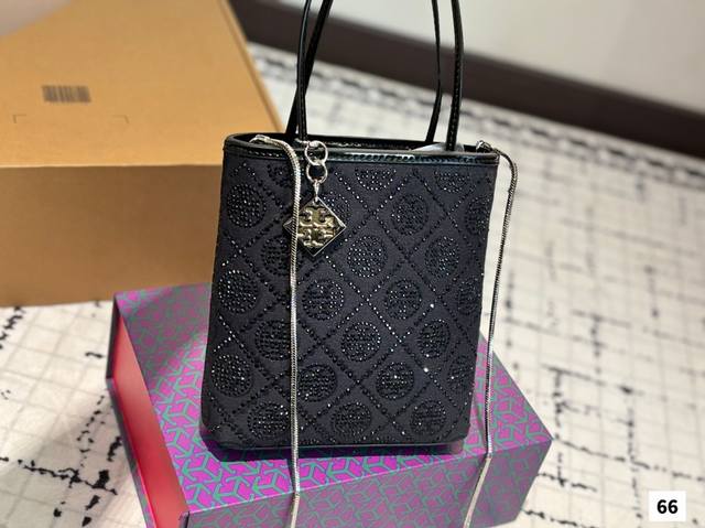 p190 配盒尺寸15.17 托里伯奇 水钻托特包 Tb 黑色低调且神秘，白色闪耀夺目，都是非常百搭的颜色哦~年底节假日非常多~无论参加公司年会、朋友聚会、约会