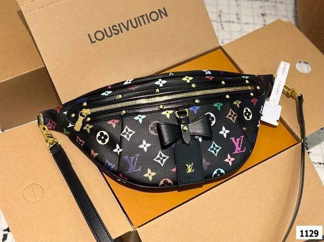 p160 lv 新款系列 腰包 手袋,全网首发 Lv 腰包 这款Retiro 手袋以标志性 经典永恒。优雅低调的外形设计和宽敞的包身更加入了实用性 全套礼盒包装