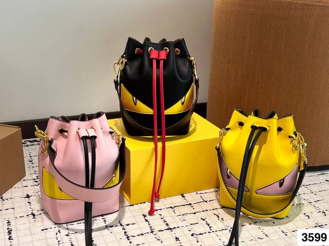 p180 fendi 芬迪小怪兽水桶 fendi 2025春节限定系列以独具匠心的设计为我的新年添上了一抹活泼、大胆的时尚色彩 baguette和Nano Ba