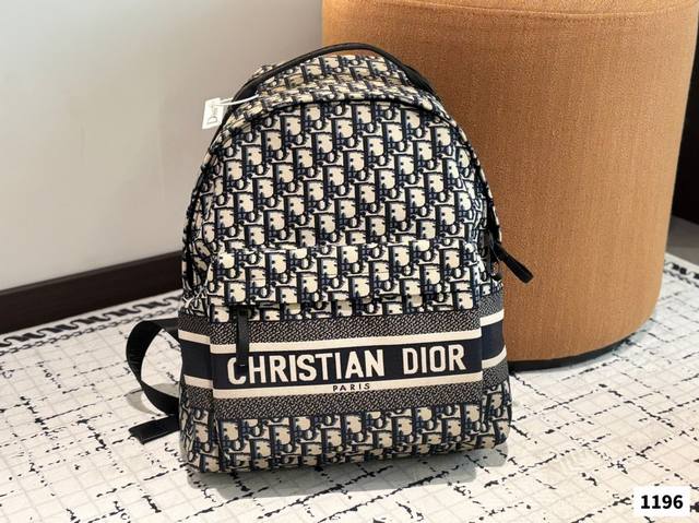 p210 迪奥双肩包 非常好看 dior包包 Dior迪奥双肩包 既高级又时尚 回头率超高的一款双肩包 轻便容量又大出行必备的单品 尺寸35.32