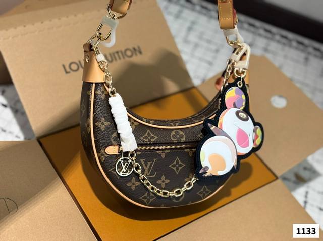 高品质P210 配挂件20 可盐可甜的天花板一_Lv 豌豆包 lv豌豆包的名字叫Loop，意思是“环形”，但因为长得实在太像豌豆了，所以大家便不约而同把它称为