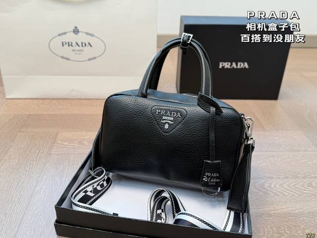 p160配盒 普拉达Prada 相机盒子包 百搭到没朋友 就是酷 时尚感超强 辦识度很高 方方正正很能装，上身也帅气 尺寸24 14