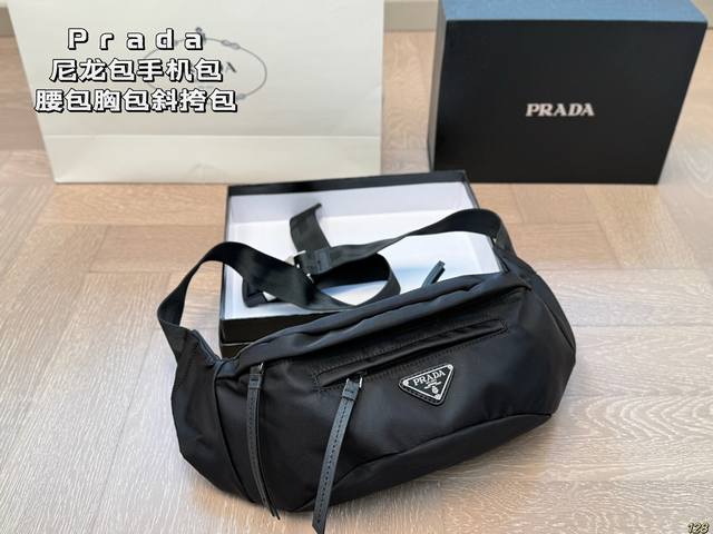 p130配盒 普拉达Prada 手机包 腰包胸包斜挎包 男女通用款哦 众多明星追捧的单品 原版面料五金 原单品质 超高回头率 尺寸 28 14