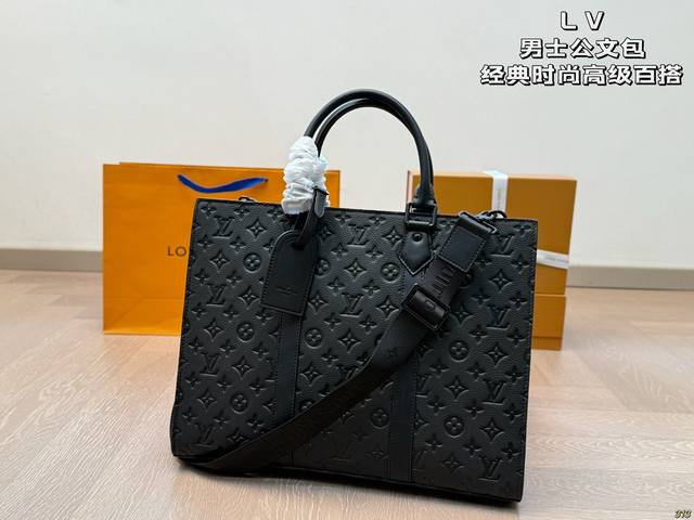p400 lv 男士公文包 经典时尚 高级百搭 可以斜挎可以手提 材质非常耐磨 商务男士的首选 尺寸39 30