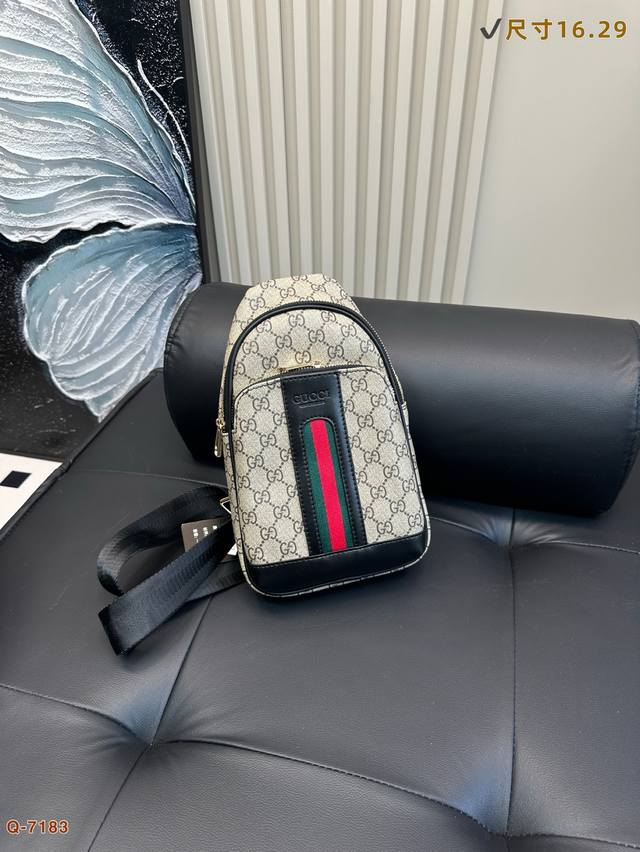 p90 酷奇胸包斜挎单肩包 采用精湛镶嵌细工 实物原厂原版面料 尺寸：16.29Cm