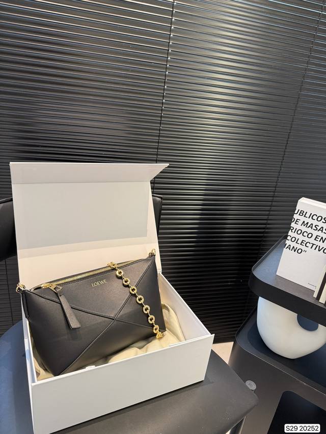 p240 配折叠盒子 罗意威腋下 正式加入Puzzle大家族啦！！ 昨天刚上市的Puzzle Tote Pouch 越看越好看独特的造型感 超级合适这个季节的大