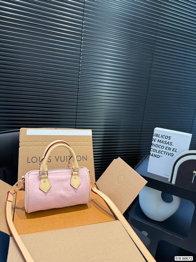 p170 配飞机盒折叠盒子 lv牛仔枕头包 又甜又酷 一整个爱住 百搭时尚 颜值超高 是每个潮酷女孩必入单品 尺寸:16 10 货号98672