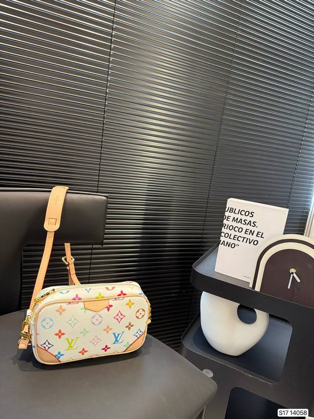 p160 Lv相机包 lv尤物人间白三彩真漂亮啊白三彩系列每一只都值得收藏，又可以搭配俏皮可爱下次想试试洒脱一点穿搭彩色老花 五彩缤纷的少女心满出来这只包适配乐